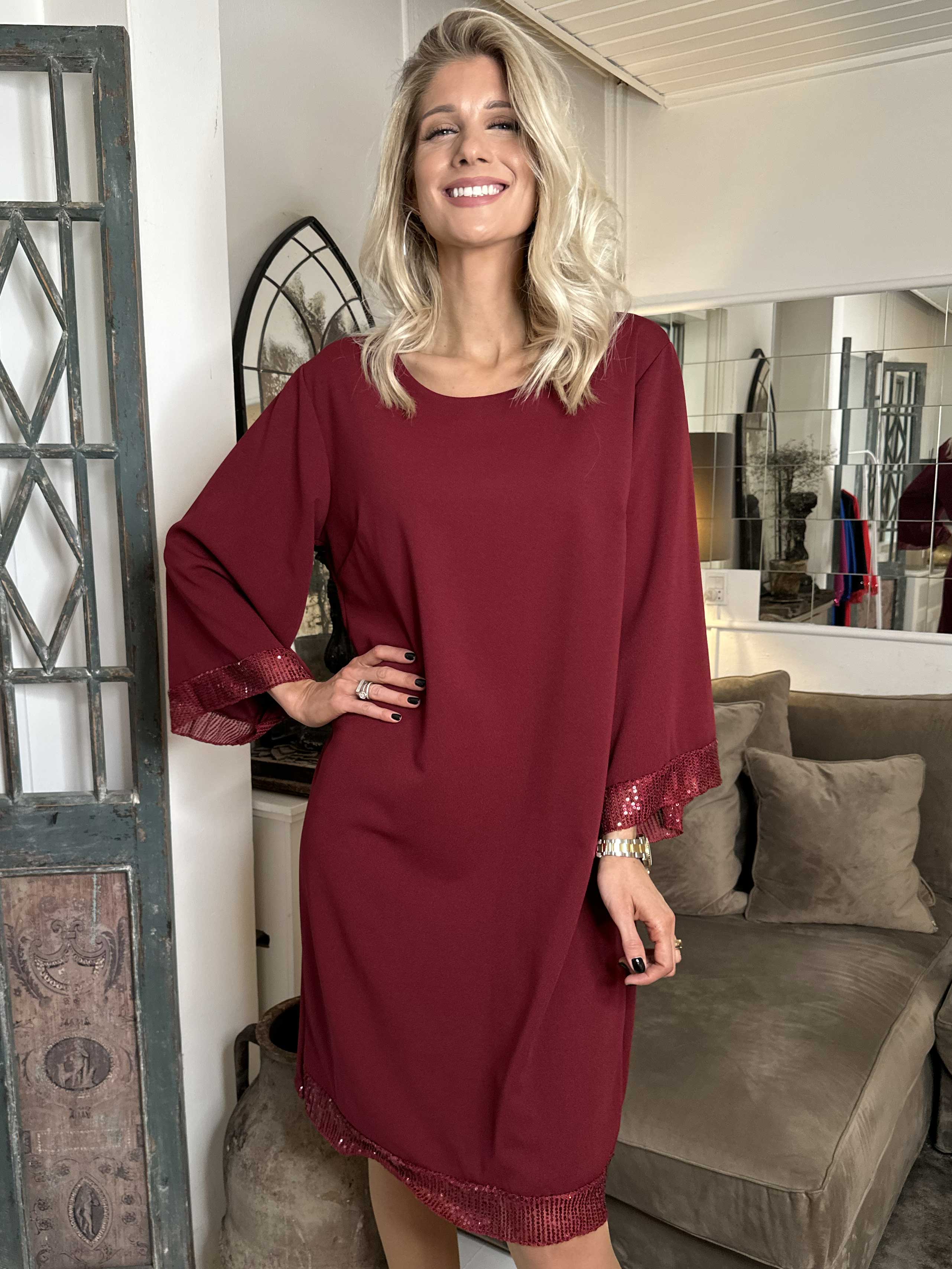 Lanza - Fin klänning detaljerad med paljettkanter